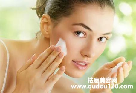青春期闭口粉刺是怎么形成的（皮肤闭口粉刺由什么引起）